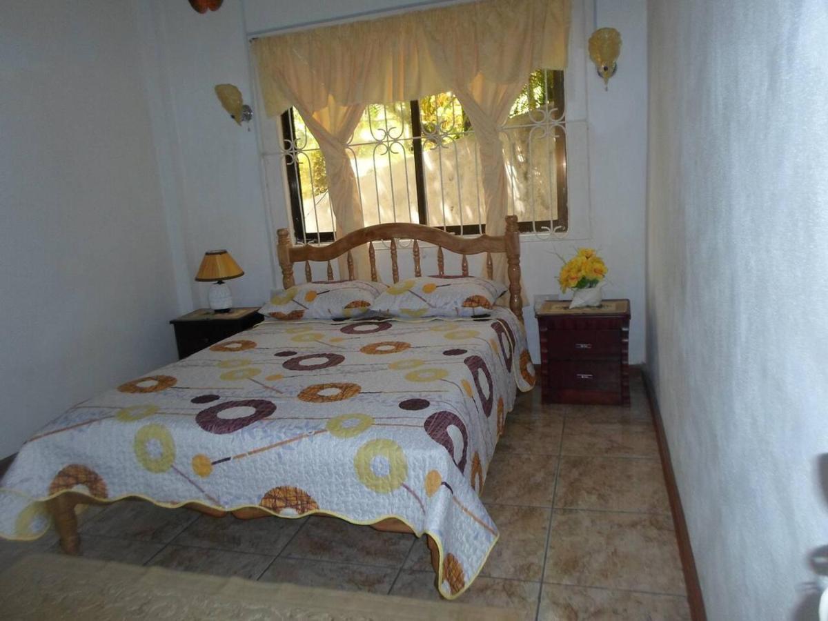 Gigi'S Self Catering Apartment Port Glaud Exterior photo