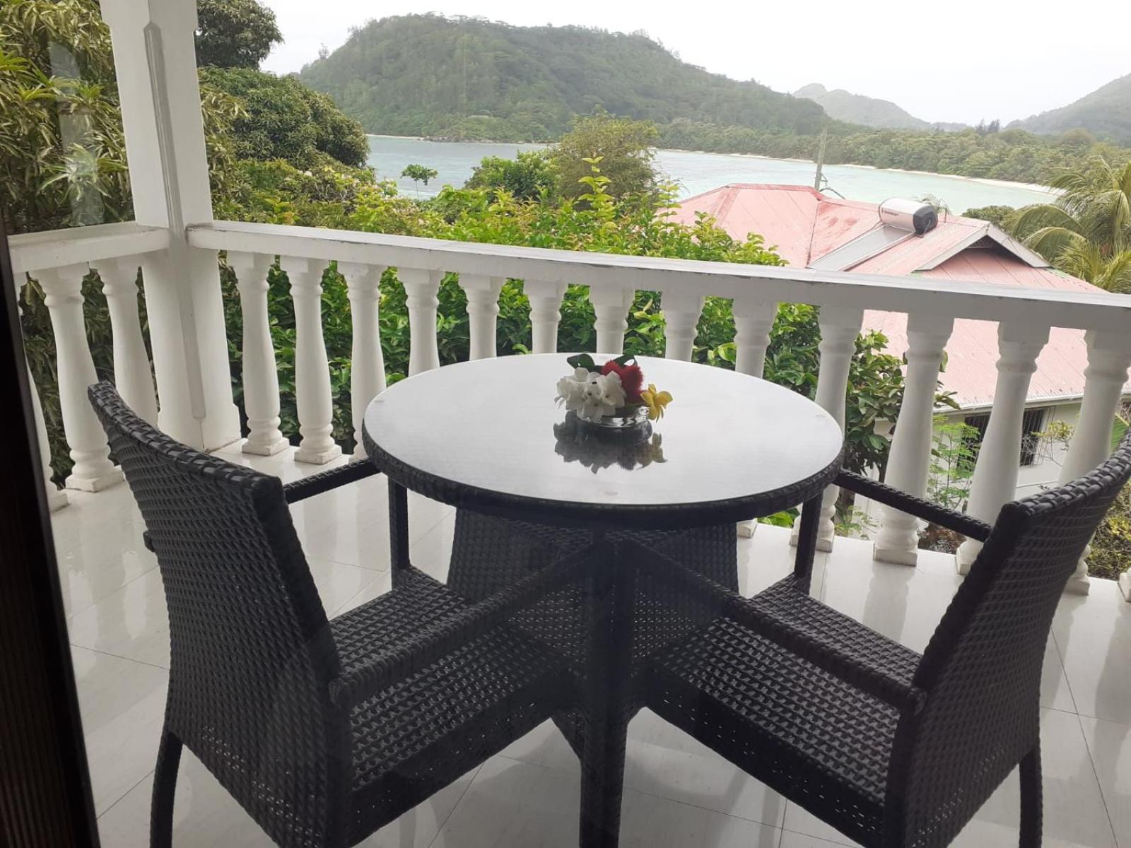 Gigi'S Self Catering Apartment Port Glaud Exterior photo