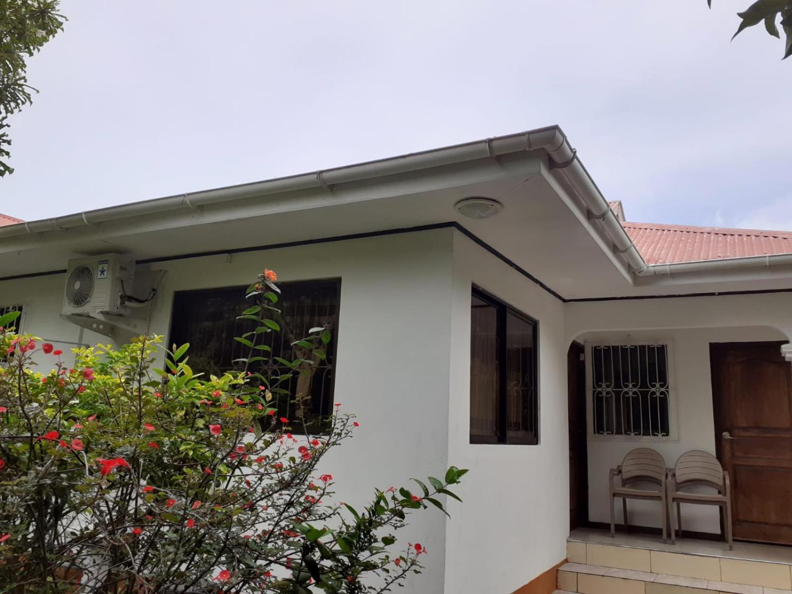 Gigi'S Self Catering Apartment Port Glaud Exterior photo